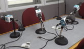 Micrófonos en un estudio de radio